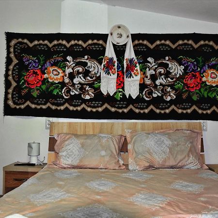 Conacul Cosaului Hotel Feresti Esterno foto