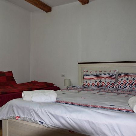 Conacul Cosaului Hotel Feresti Esterno foto