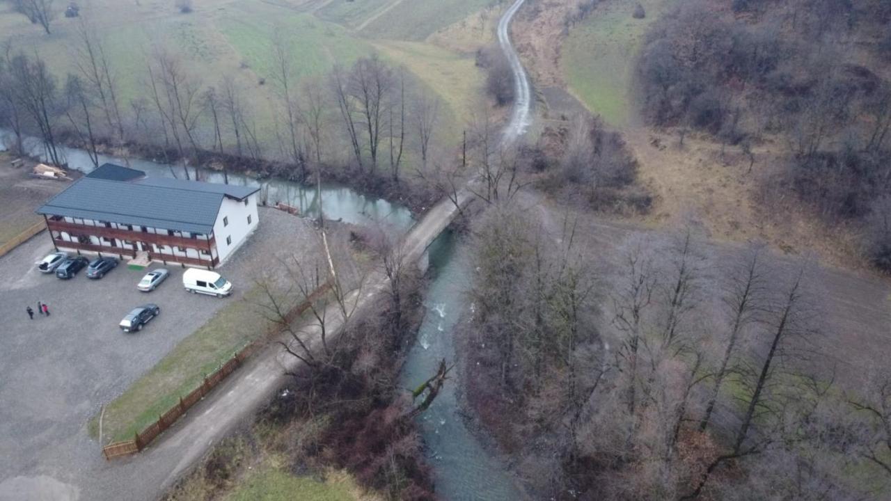 Conacul Cosaului Hotel Feresti Esterno foto