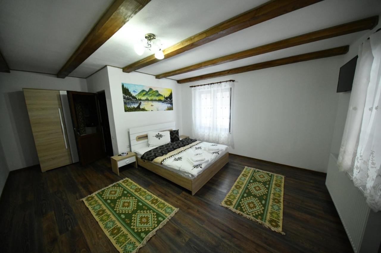 Conacul Cosaului Hotel Feresti Esterno foto