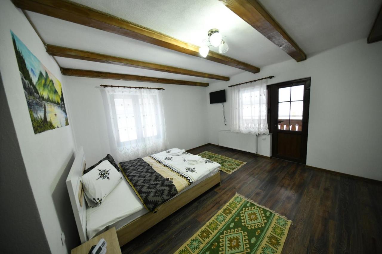 Conacul Cosaului Hotel Feresti Esterno foto