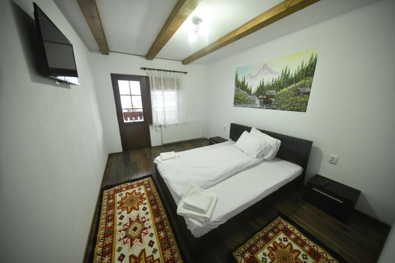 Conacul Cosaului Hotel Feresti Esterno foto