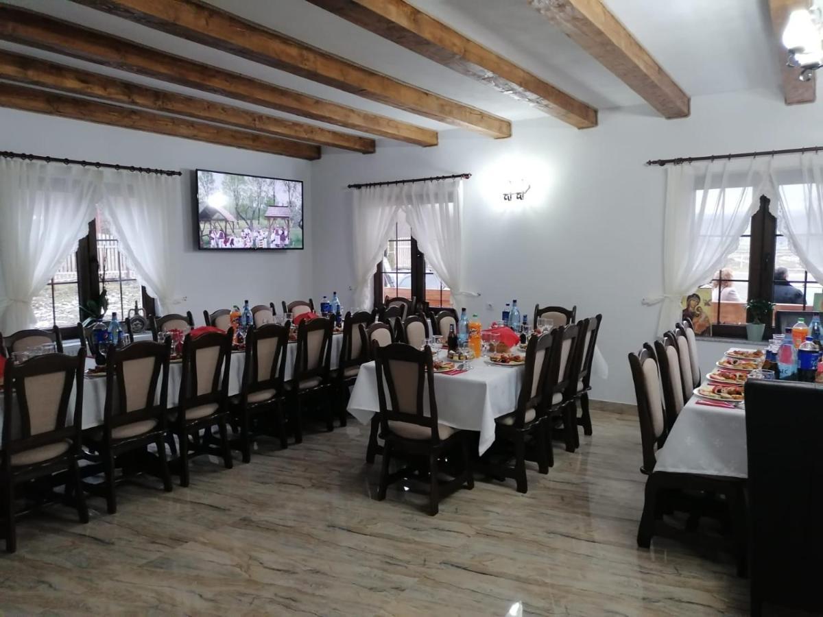 Conacul Cosaului Hotel Feresti Esterno foto