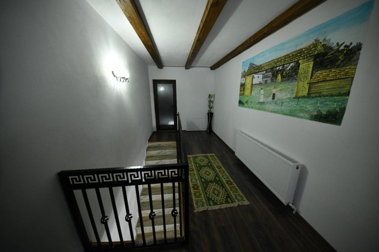 Conacul Cosaului Hotel Feresti Esterno foto