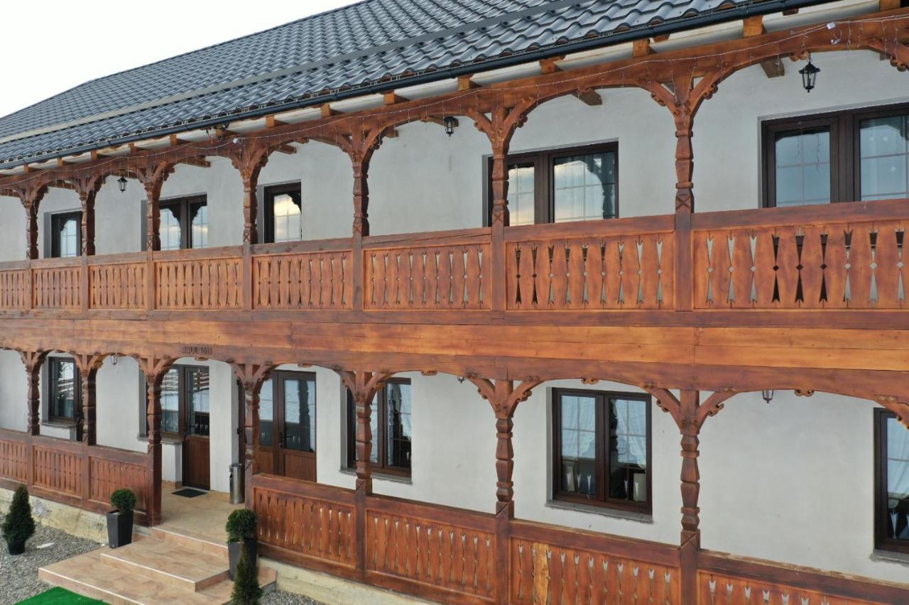 Conacul Cosaului Hotel Feresti Esterno foto