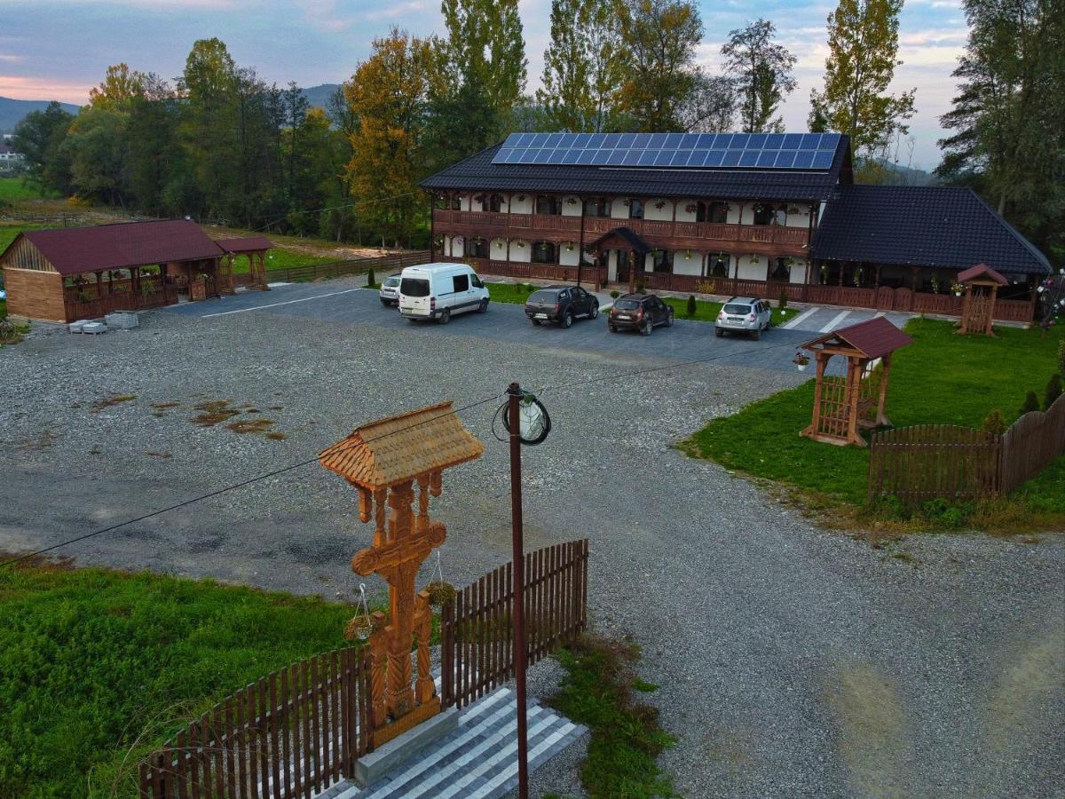 Conacul Cosaului Hotel Feresti Esterno foto