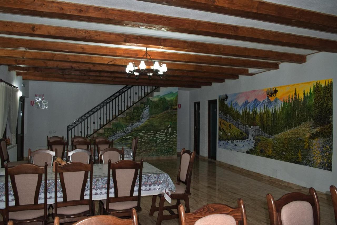 Conacul Cosaului Hotel Feresti Esterno foto
