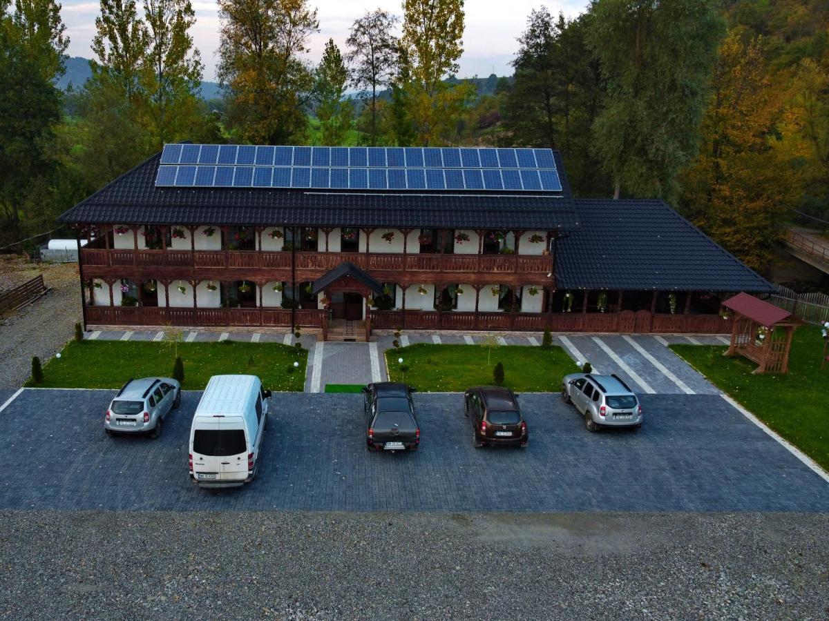 Conacul Cosaului Hotel Feresti Esterno foto