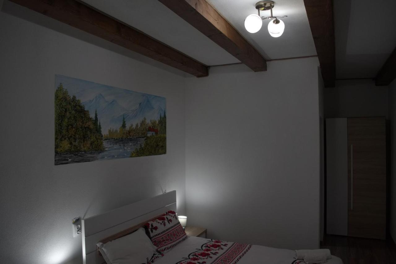 Conacul Cosaului Hotel Feresti Esterno foto