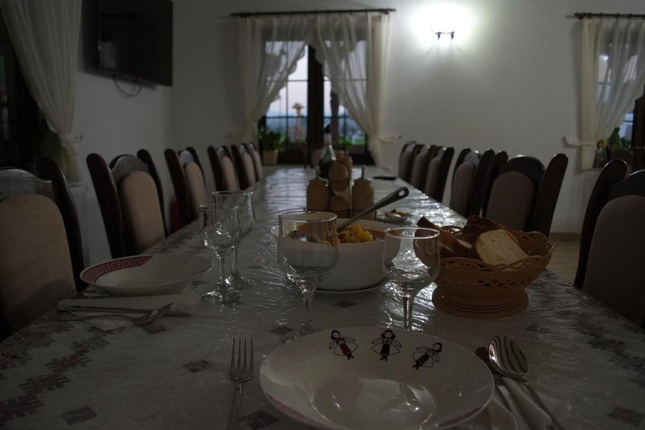 Conacul Cosaului Hotel Feresti Esterno foto