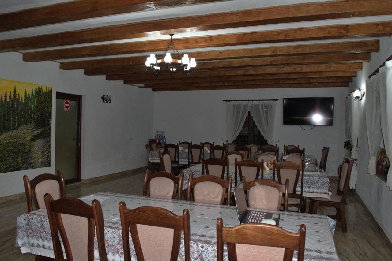 Conacul Cosaului Hotel Feresti Esterno foto