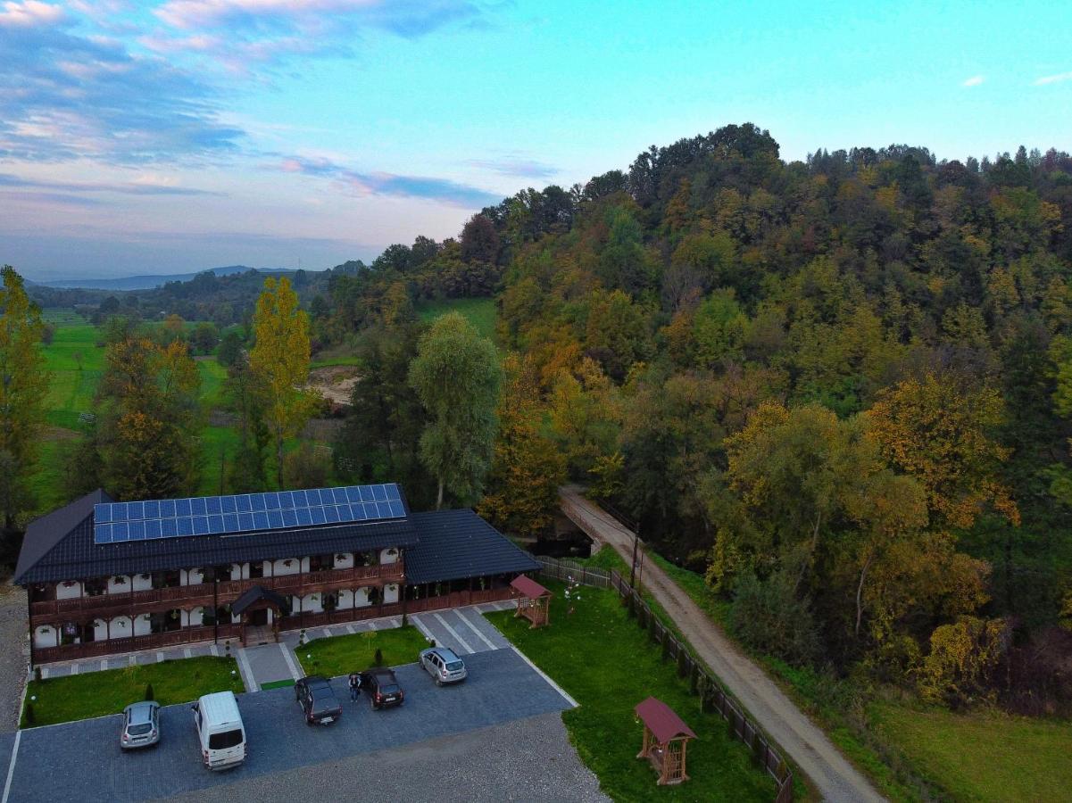 Conacul Cosaului Hotel Feresti Esterno foto