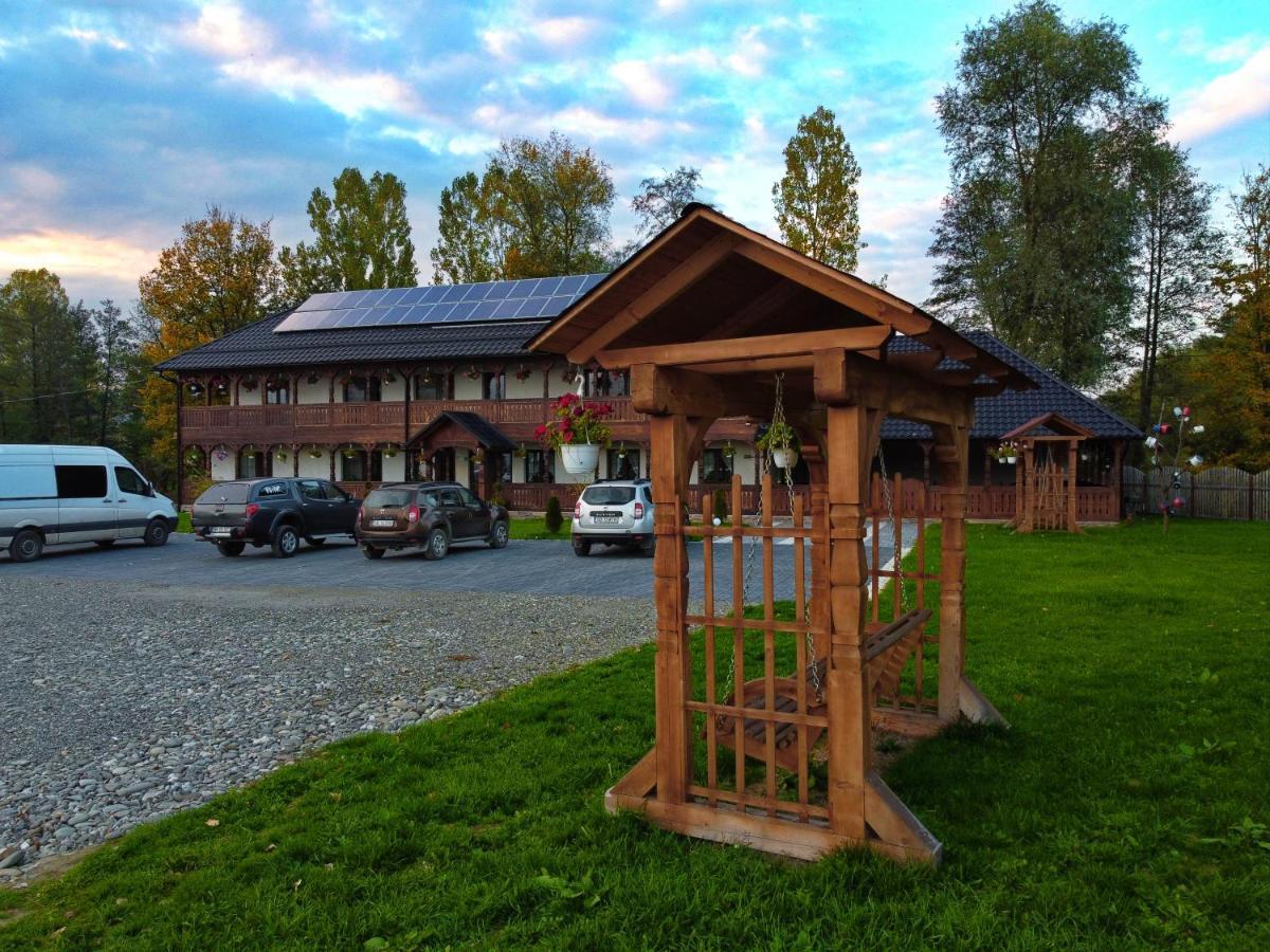 Conacul Cosaului Hotel Feresti Esterno foto