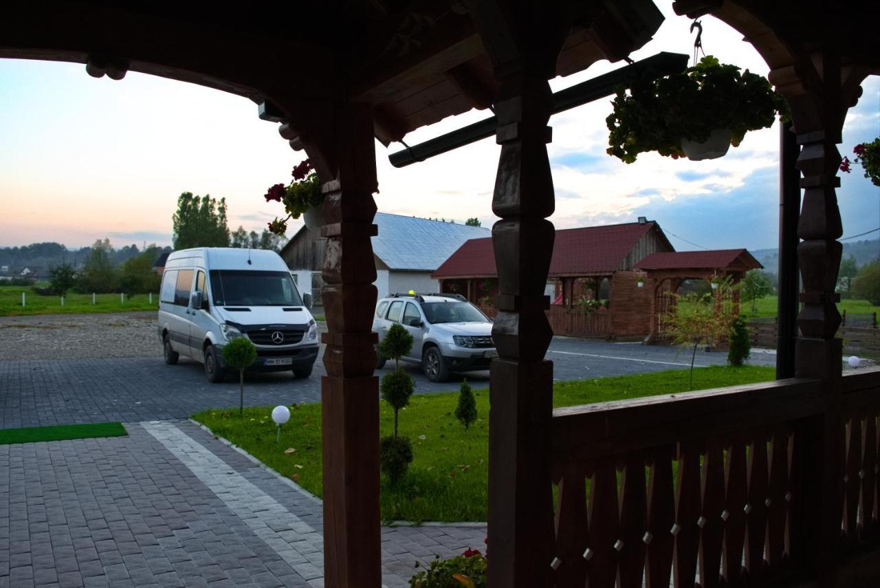 Conacul Cosaului Hotel Feresti Esterno foto