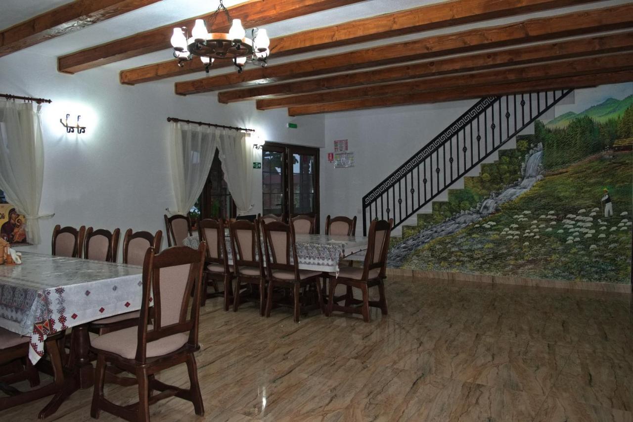 Conacul Cosaului Hotel Feresti Esterno foto