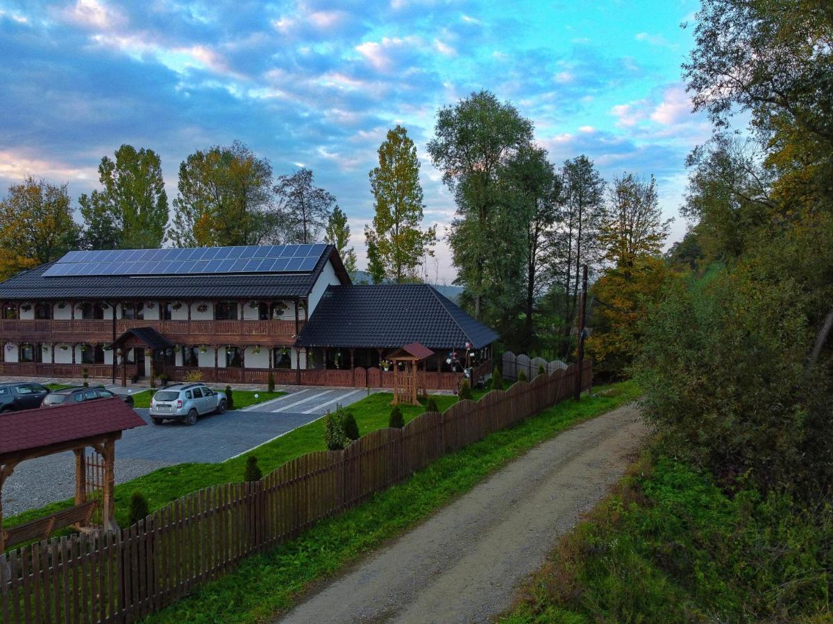 Conacul Cosaului Hotel Feresti Esterno foto