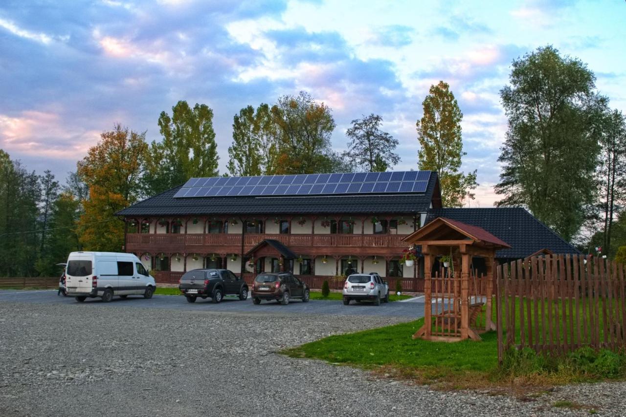 Conacul Cosaului Hotel Feresti Esterno foto