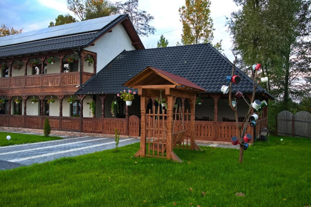 Conacul Cosaului Hotel Feresti Esterno foto