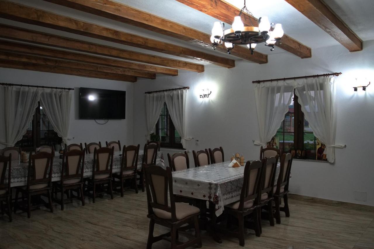 Conacul Cosaului Hotel Feresti Esterno foto