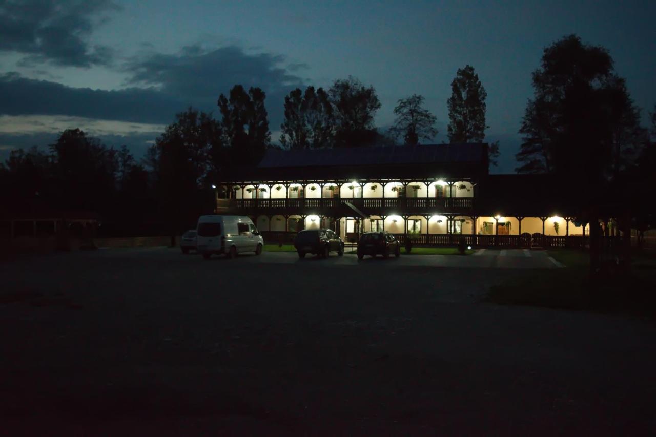 Conacul Cosaului Hotel Feresti Esterno foto