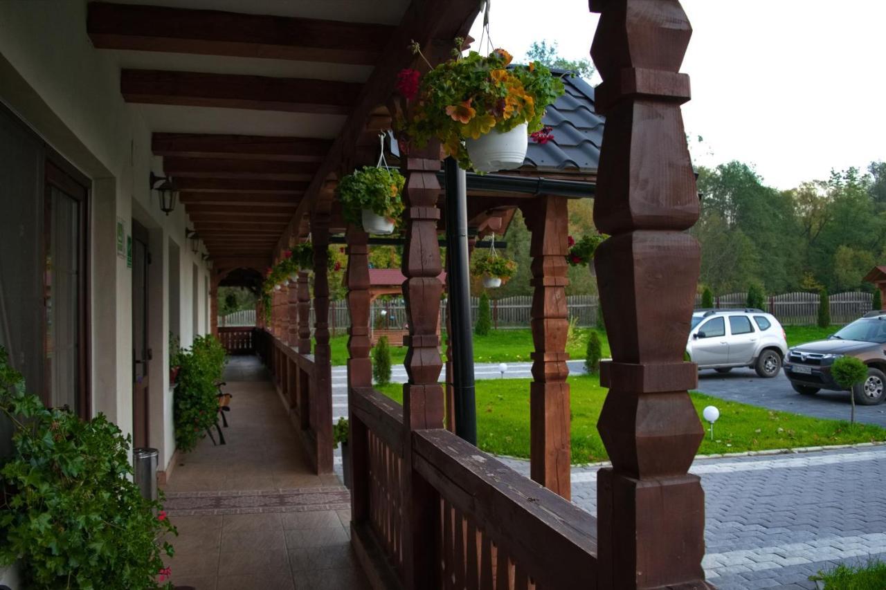 Conacul Cosaului Hotel Feresti Esterno foto