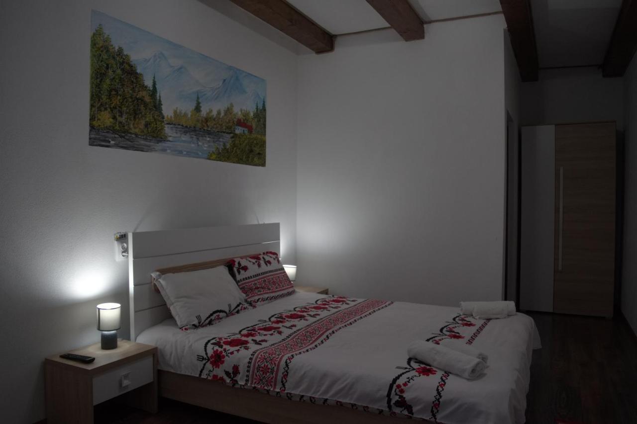 Conacul Cosaului Hotel Feresti Esterno foto
