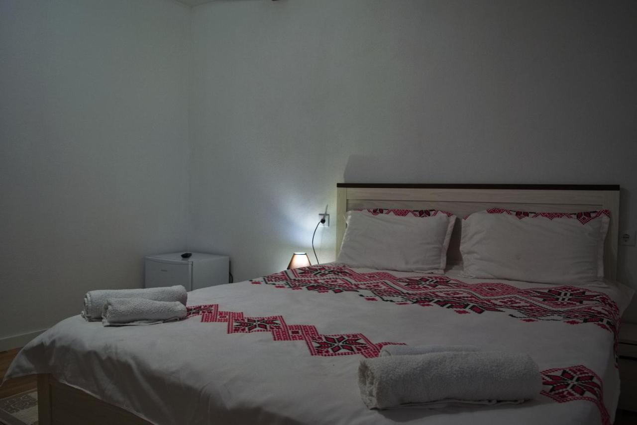 Conacul Cosaului Hotel Feresti Esterno foto