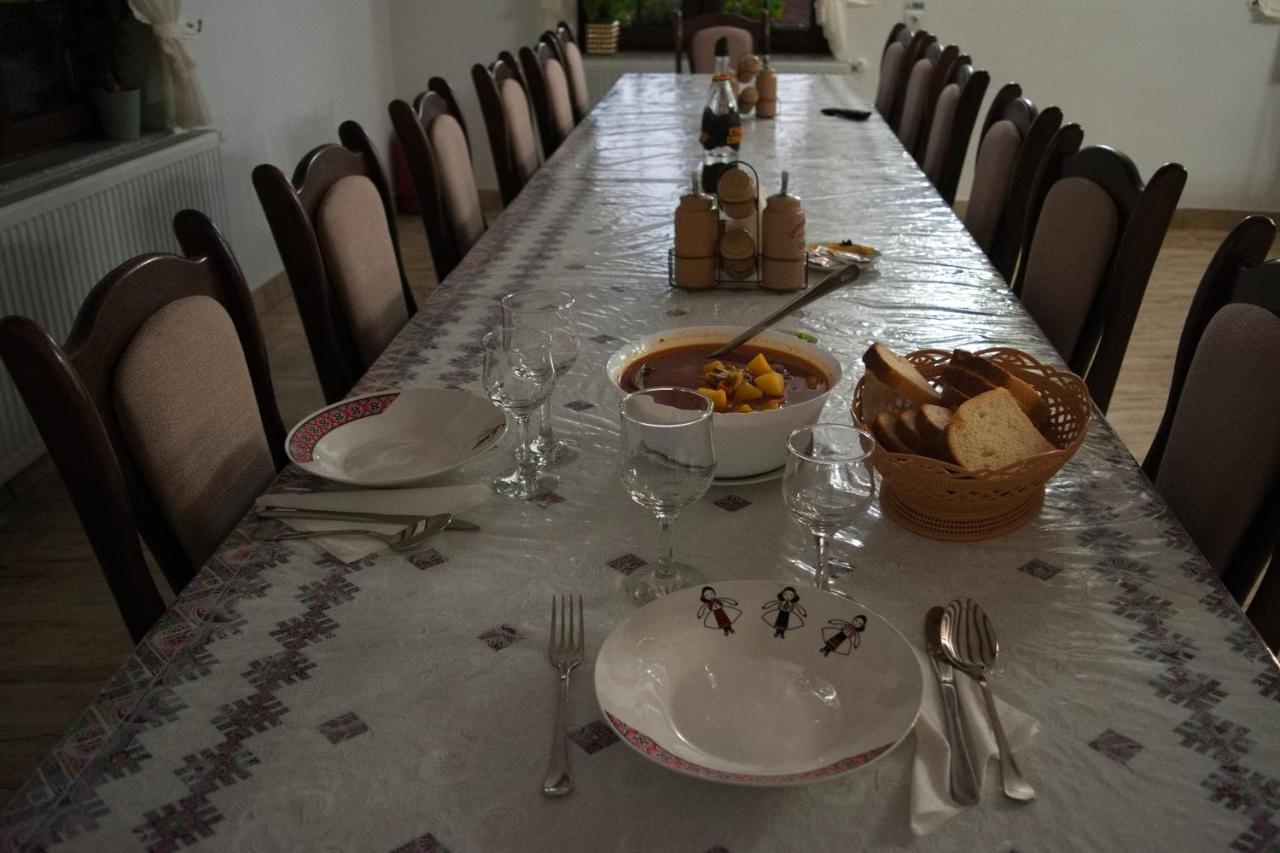 Conacul Cosaului Hotel Feresti Esterno foto