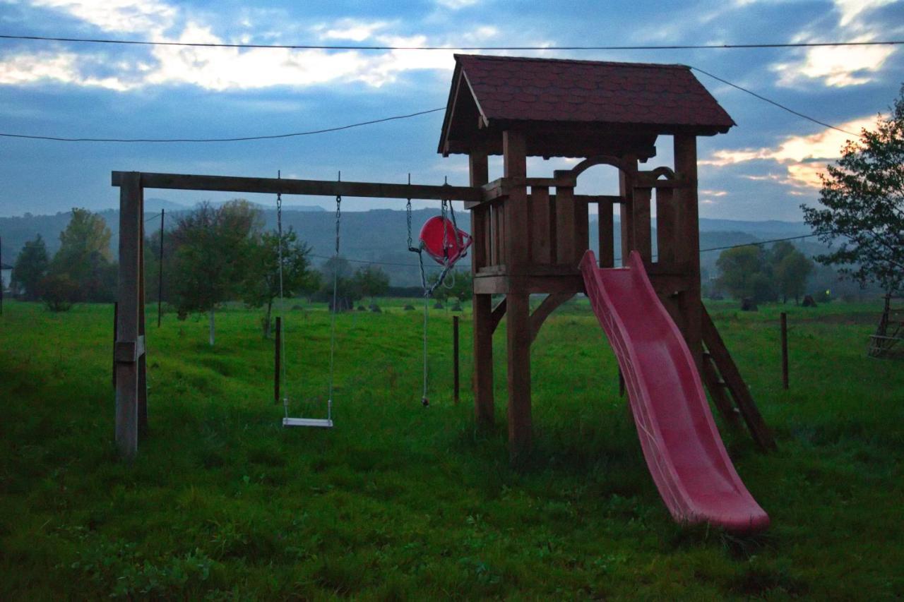 Conacul Cosaului Hotel Feresti Esterno foto