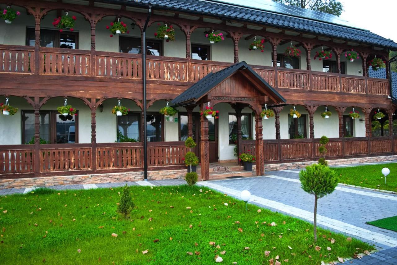 Conacul Cosaului Hotel Feresti Esterno foto
