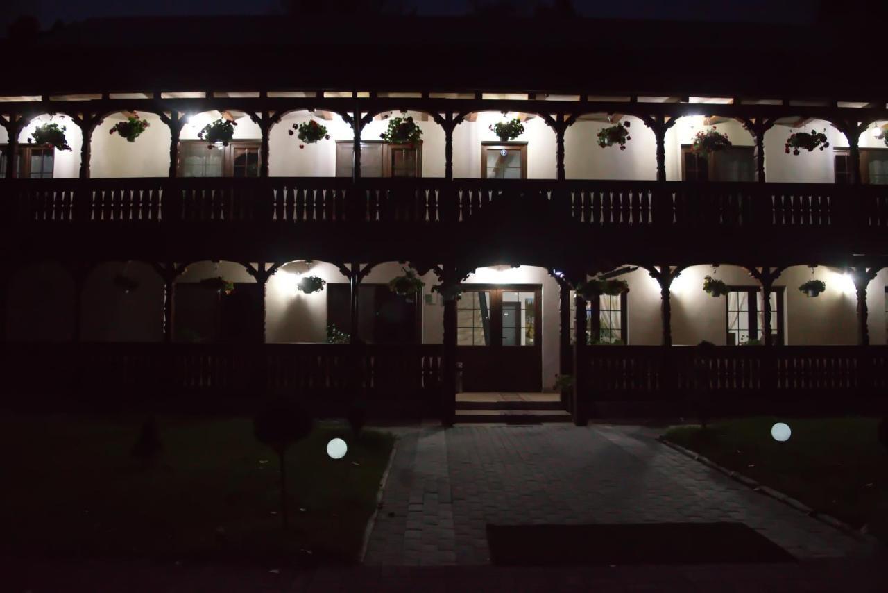 Conacul Cosaului Hotel Feresti Esterno foto