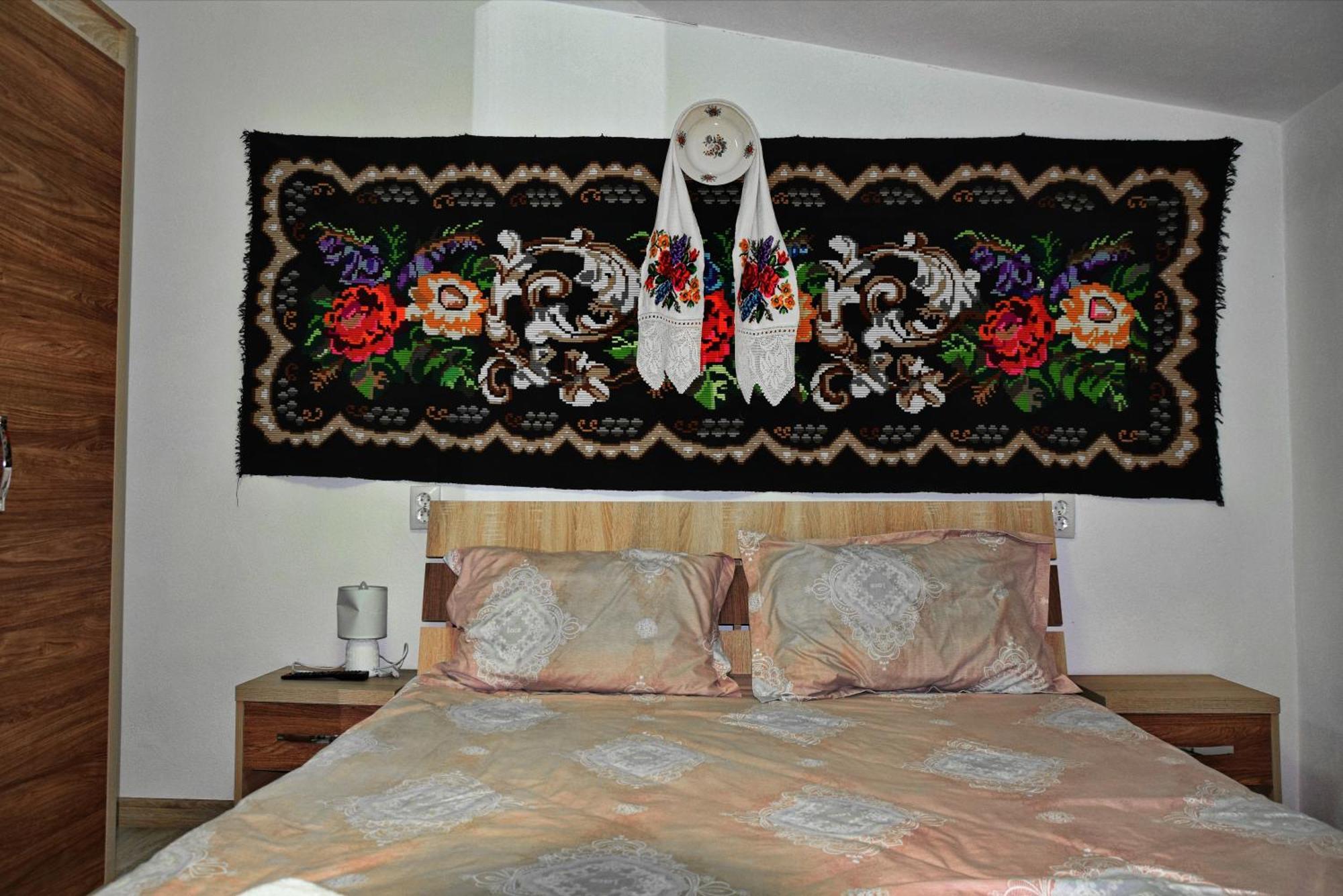 Conacul Cosaului Hotel Feresti Esterno foto
