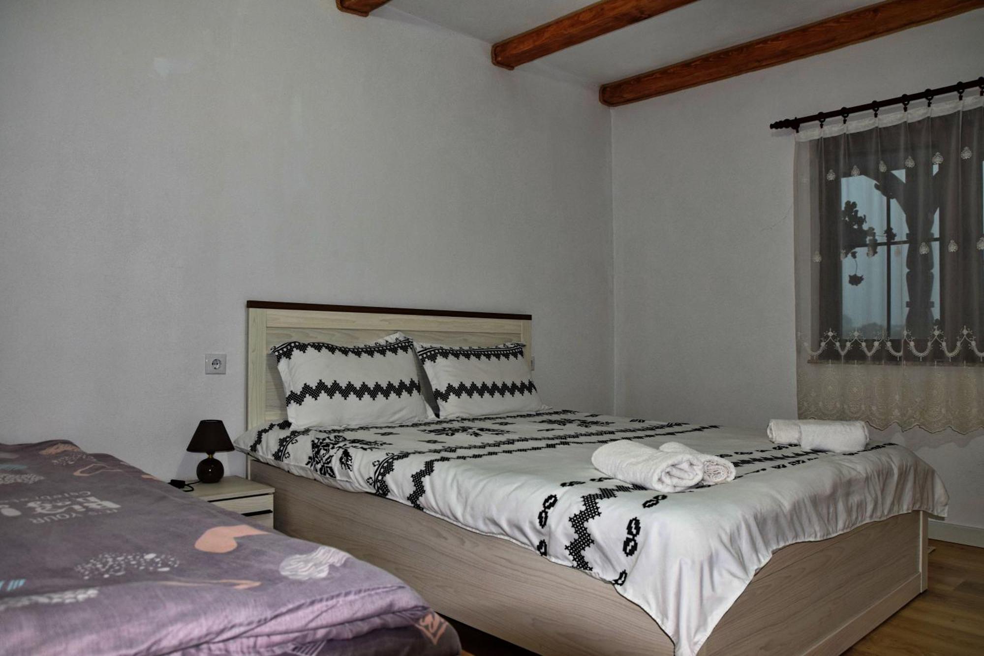 Conacul Cosaului Hotel Feresti Esterno foto