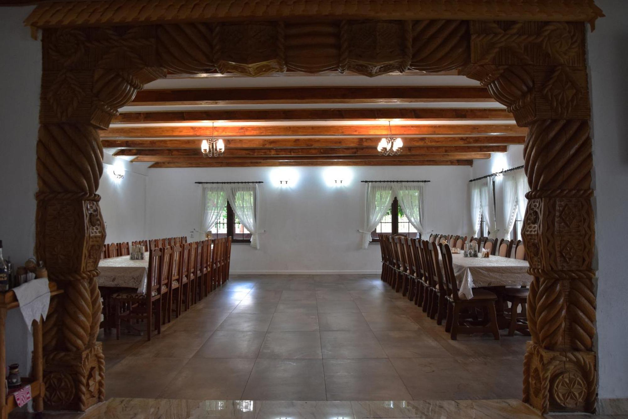 Conacul Cosaului Hotel Feresti Esterno foto