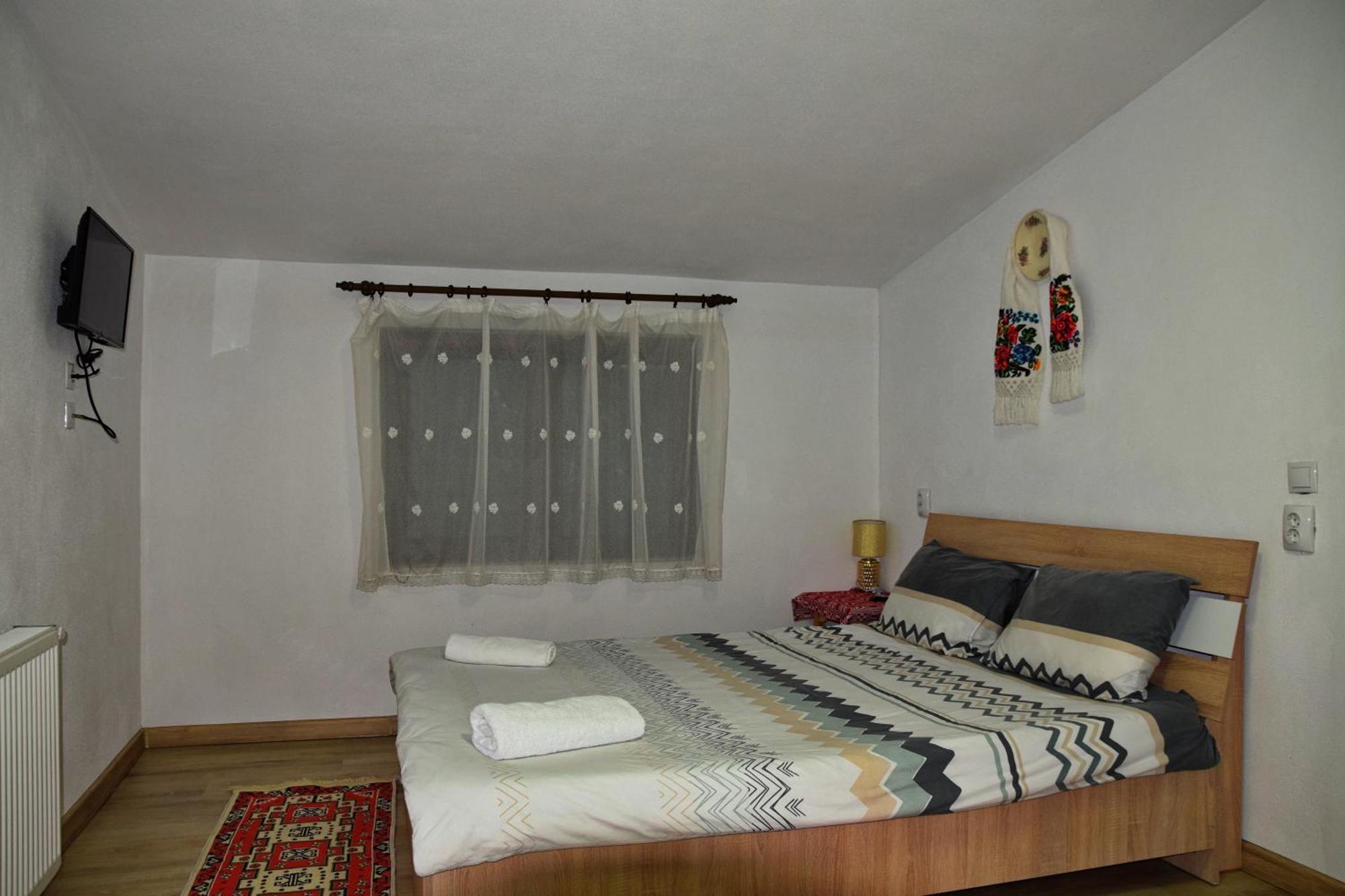 Conacul Cosaului Hotel Feresti Esterno foto