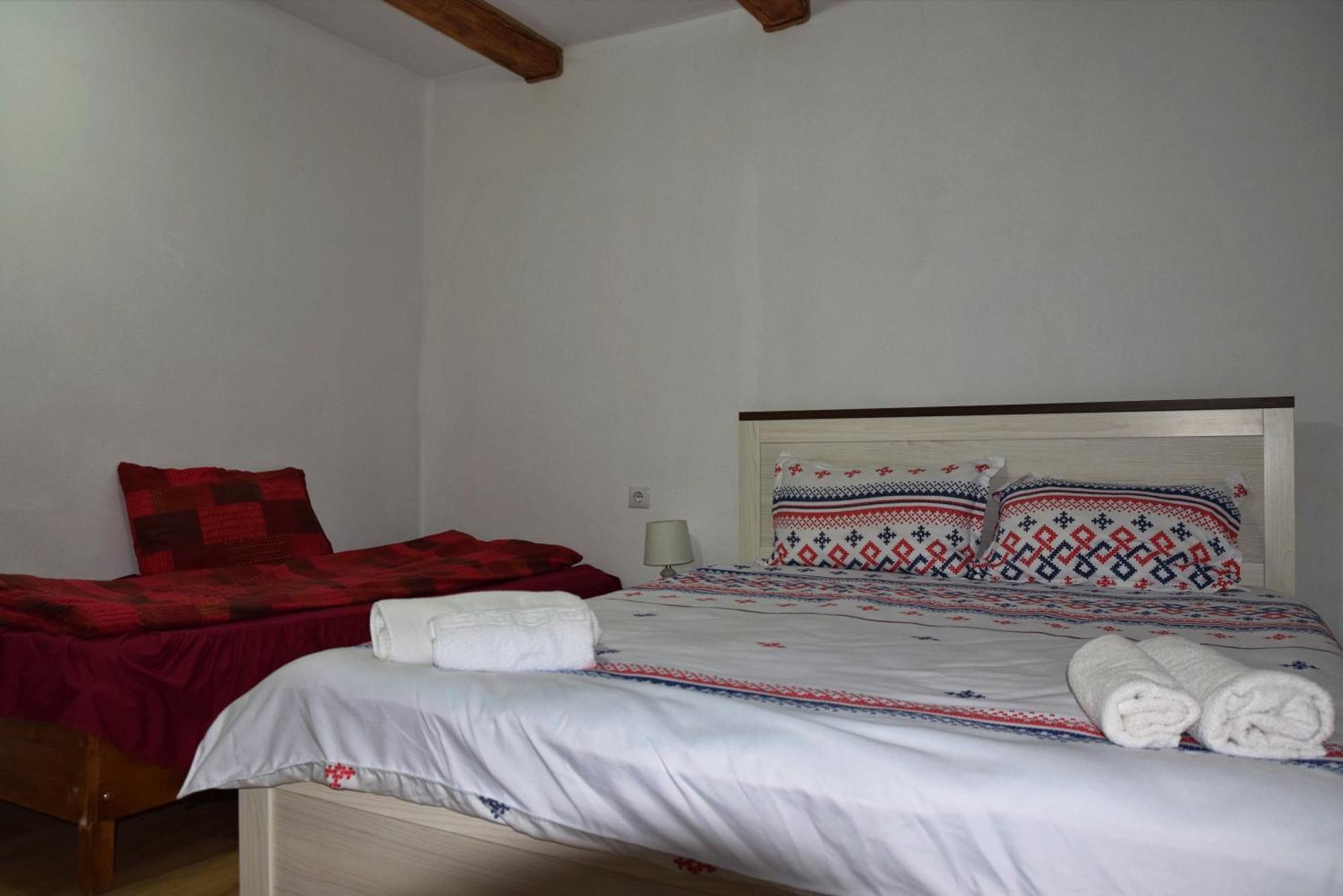 Conacul Cosaului Hotel Feresti Esterno foto