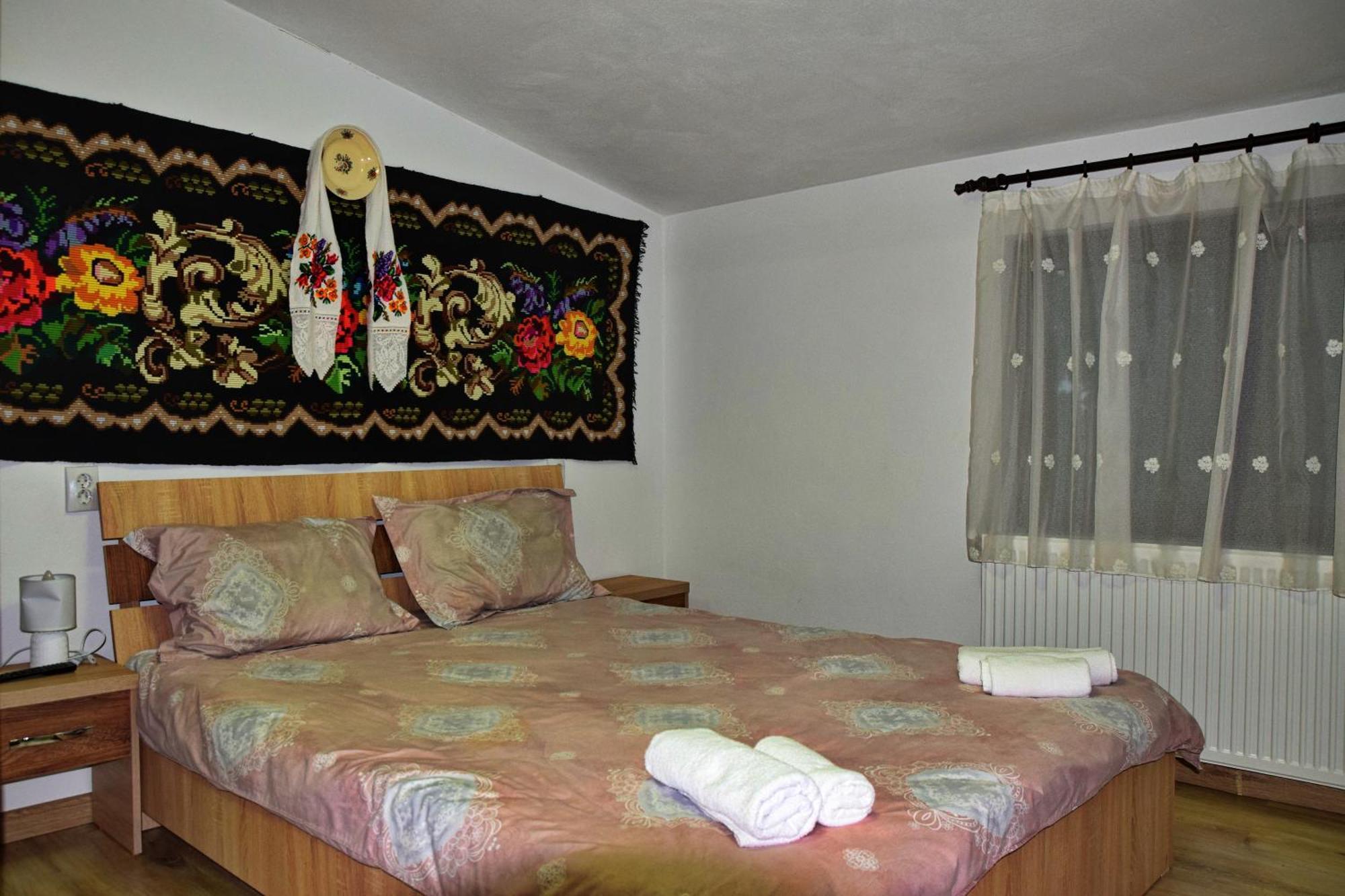 Conacul Cosaului Hotel Feresti Esterno foto