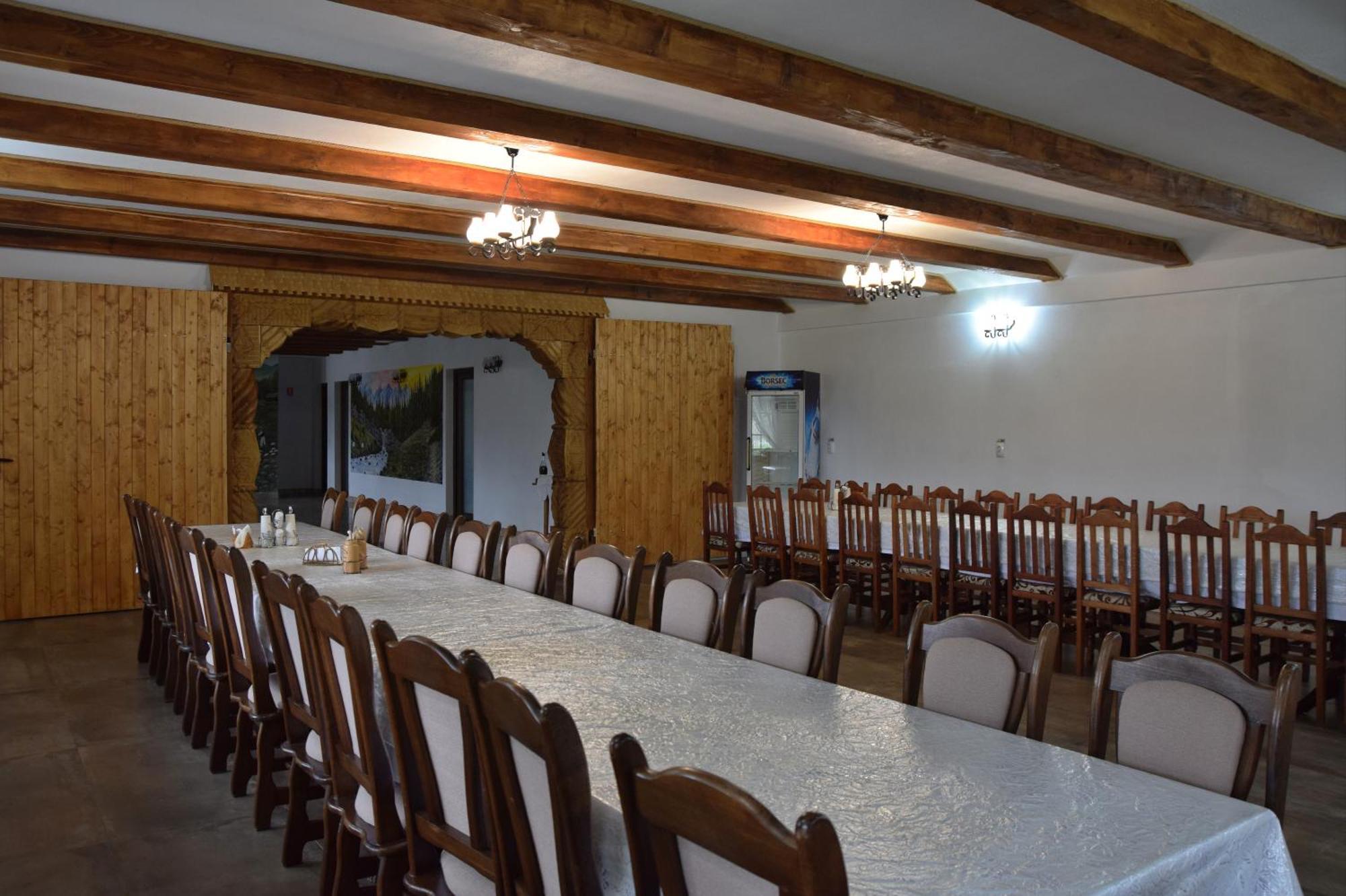 Conacul Cosaului Hotel Feresti Esterno foto