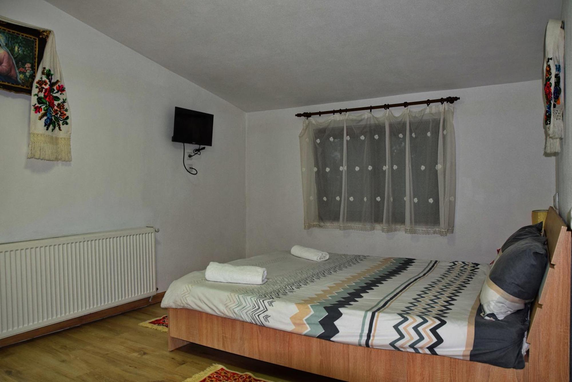 Conacul Cosaului Hotel Feresti Esterno foto